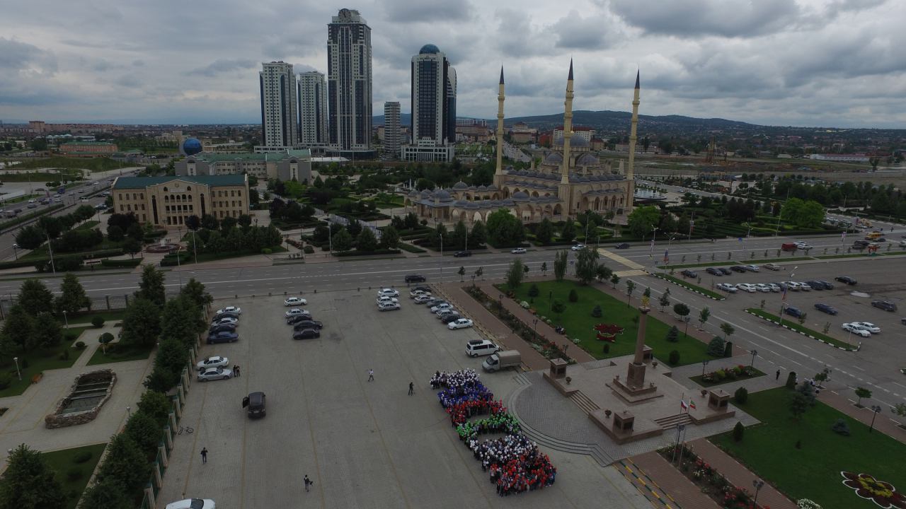 Город назвали грозным. Столица Чечни Грозный. Грозный 2013. Грозный центр города. Площадь Кадырова в Грозном.